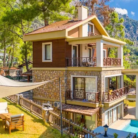 Gocek'te Deniz Ve Orman Manzarali 4+2 Emir