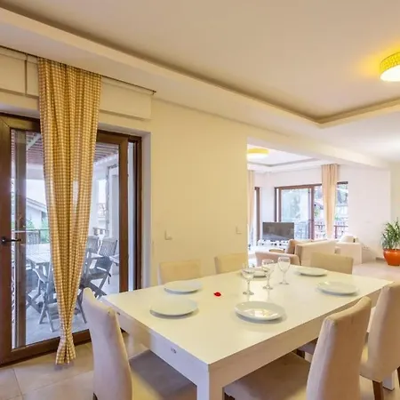 Göcek'te Deniz Ve Orman Manzaralı 4+2 Emir *