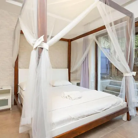 Göcek'te Deniz Ve Orman Manzaralı 4+2 Emir Tatil Evi