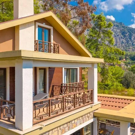 Göcek'te Deniz Ve Orman Manzaralı 4+2 Emir Tatil Evi