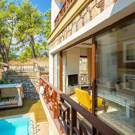 Göcek'te Deniz Ve Orman Manzaralı 4+2 Emir Tatil Evi