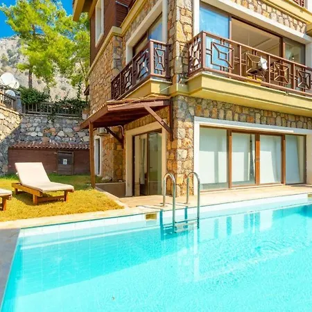 Göcek'te Deniz Ve Orman Manzaralı 4+2 Emir Tatil Evi