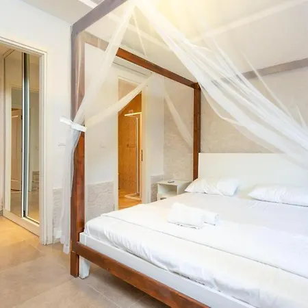 Göcek'te Deniz Ve Orman Manzaralı 4+2 Emir Tatil Evi